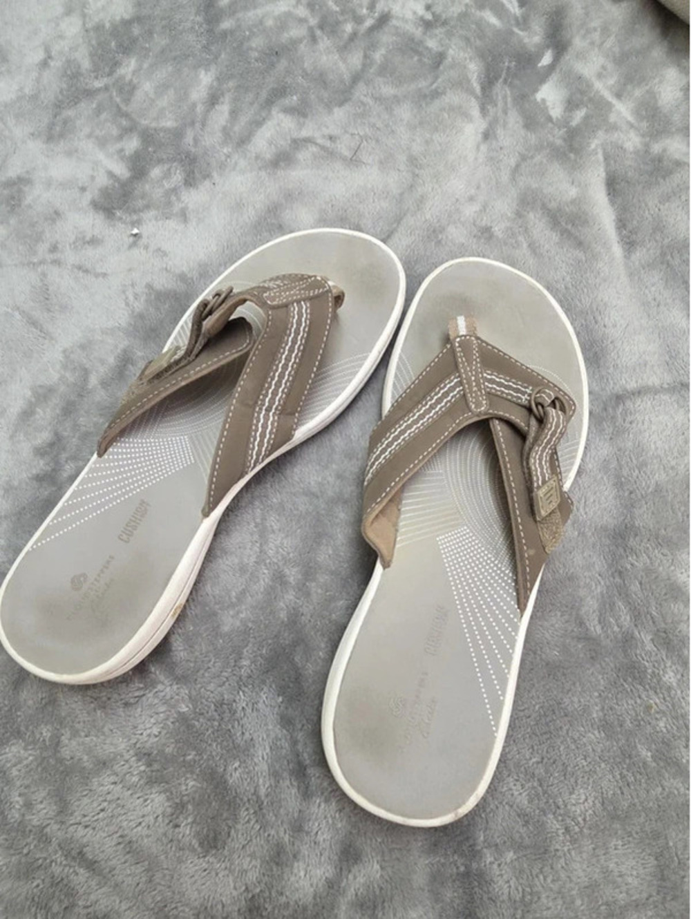 Clarks Women's Breeze Sea Flip~Flop, Taupe, Size 7